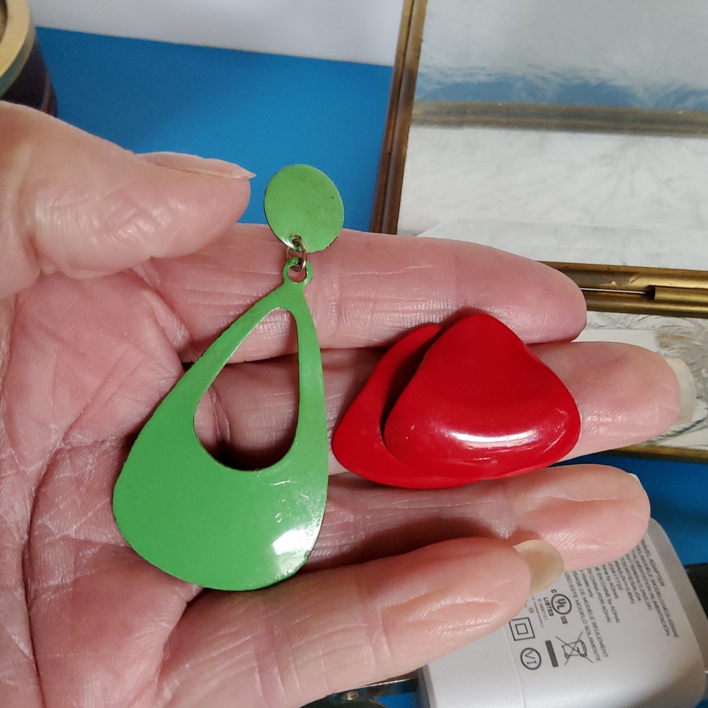 Bundle of four Metal pierced earrings. - Picture 7 of 7